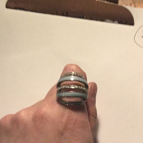 GUESS 5 band look ring
Silver /Crystal/Blue
Size 7
Chunky - Picture 2 of 7